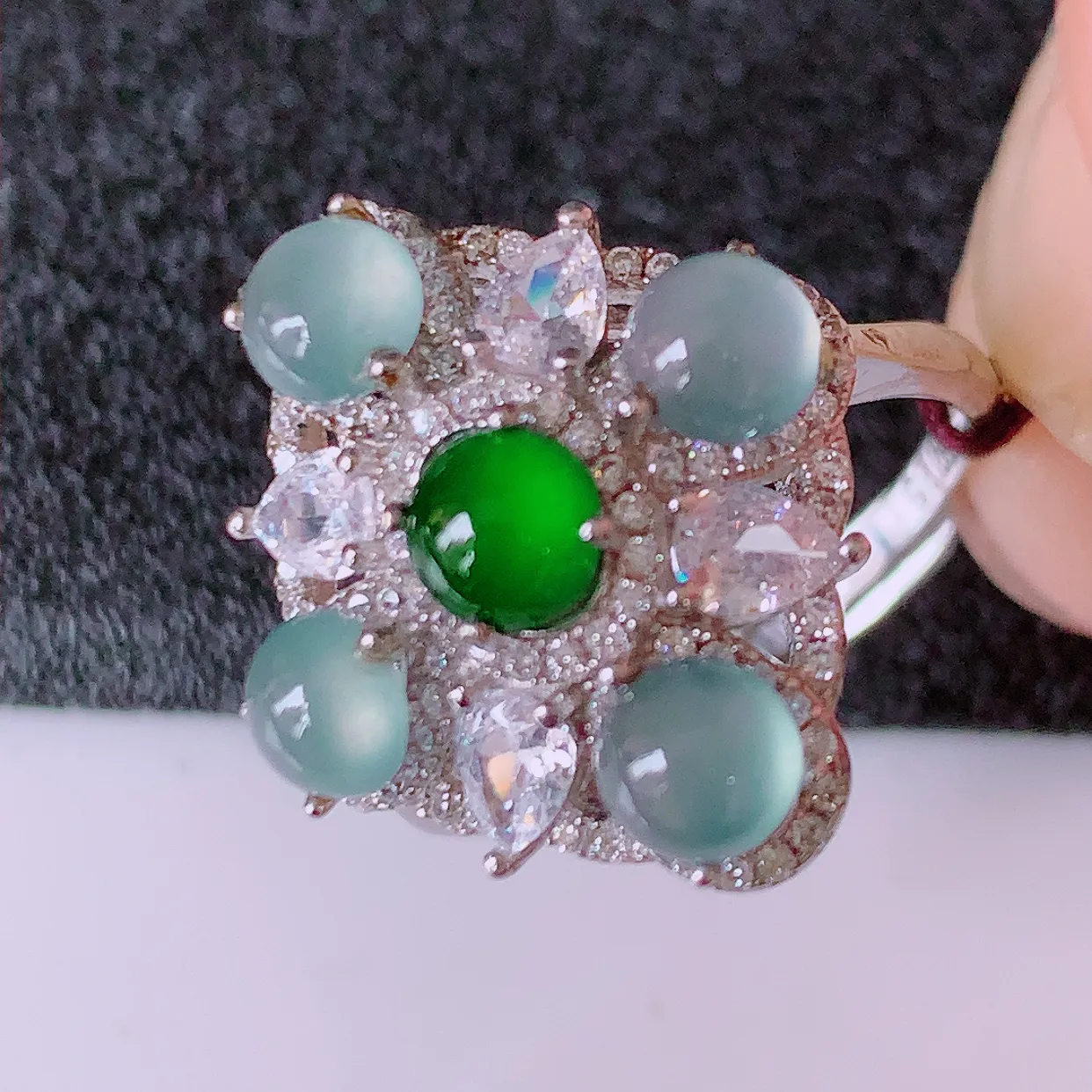 冰透满绿翡翠925银镶嵌戒指，自然光实拍，翠色灵动，颜色漂亮，种老水足，品相佳，佩戴佳品！#97.1