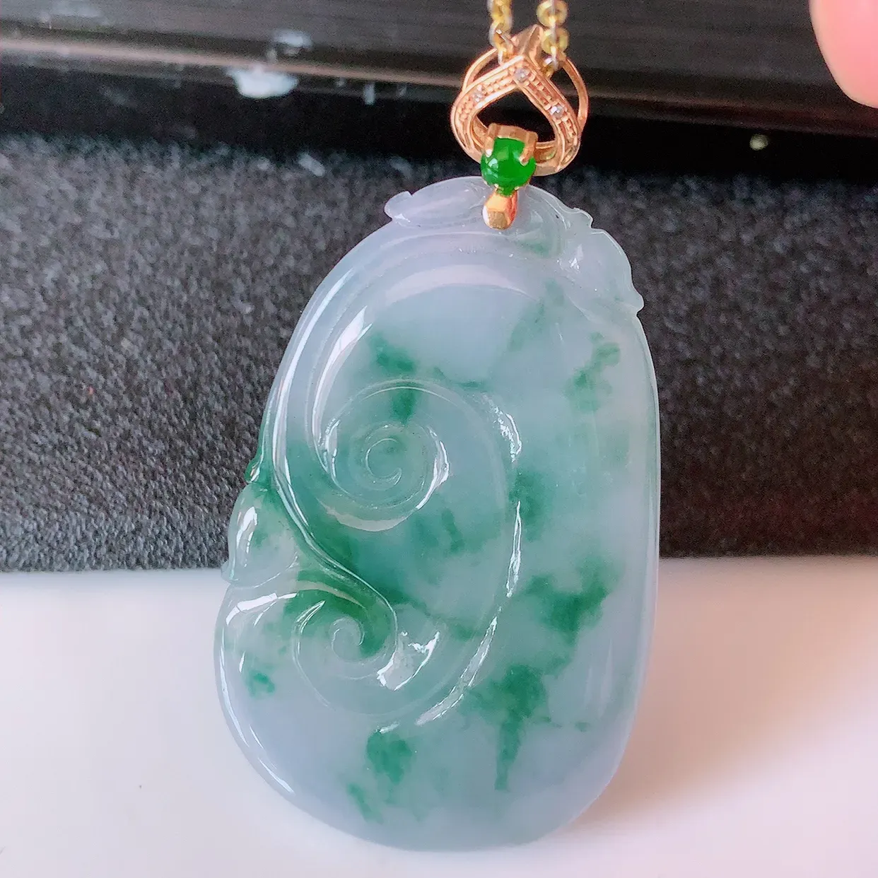 自然光实拍，18k金镶嵌冰紫罗兰飘花翡翠如意吊坠，寓意顺心如意，事事如意，吉祥如意，细腻饱满，色泽鲜艳，称心如意佩戴优雅时尚！#83.7整体45.5裸石37.5*23.8*4.8