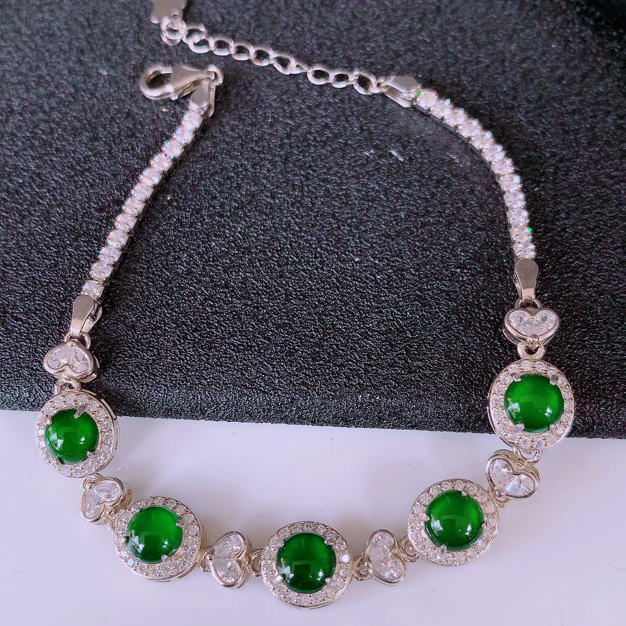 冰透满绿翡翠925银镶嵌手链，自然光实拍，翠色灵动，颜色漂亮，种老水足，品相佳，佩戴佳品！#97.11取一整体8.6*8.2*5.8裸石5.8*5.8