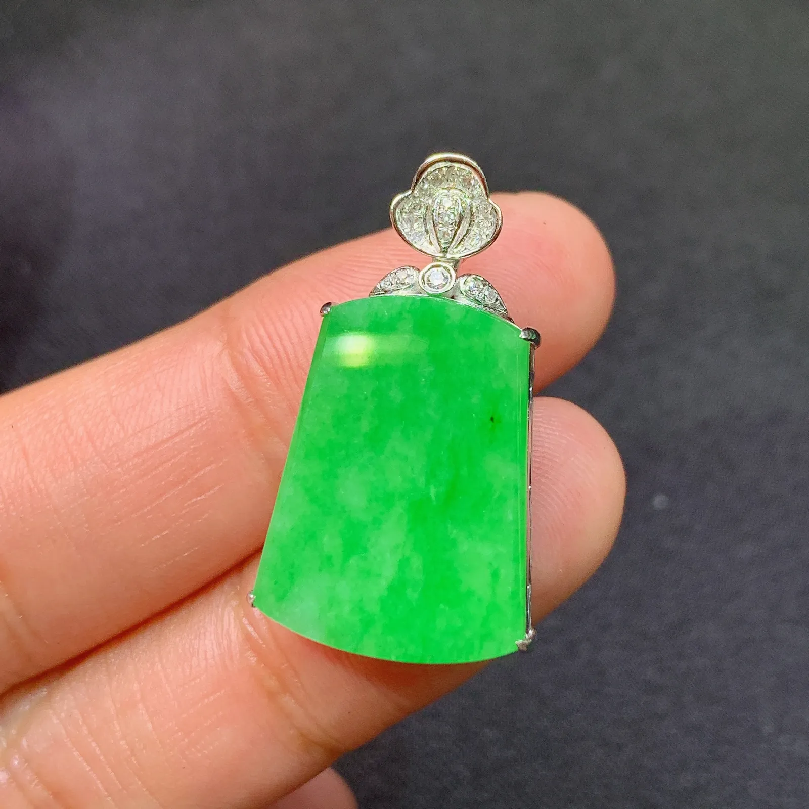 阳绿无事牌吊坠，18k金镶嵌，冰润色阳，种老水足 Fj尺寸27.9*16*6