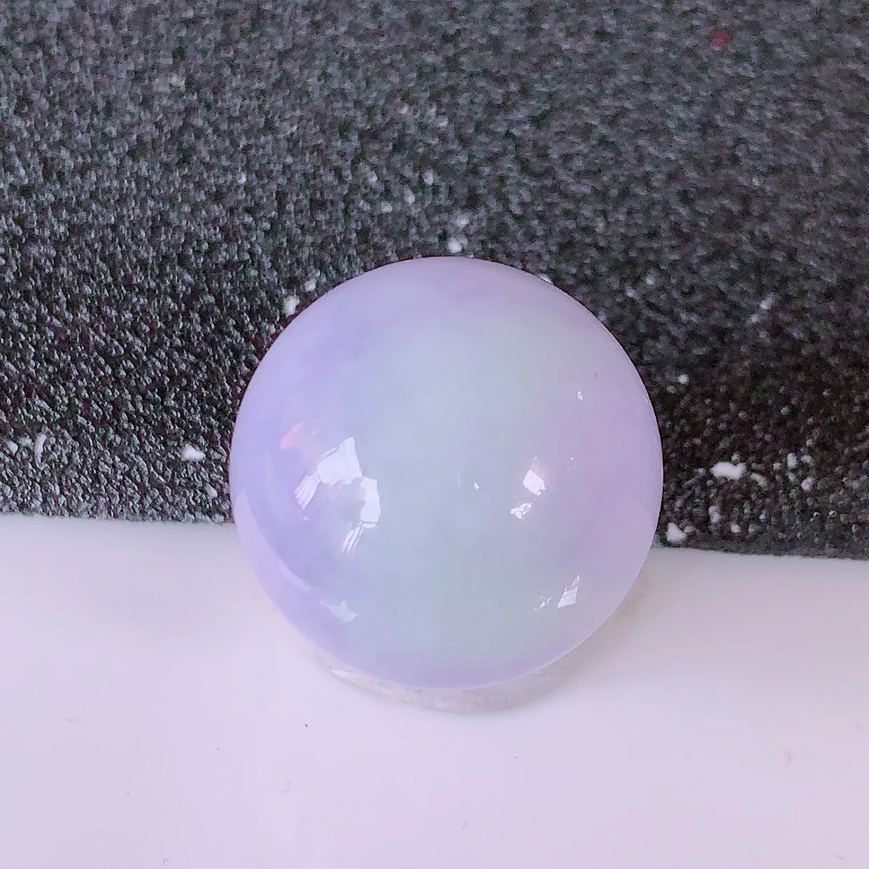 自然光实拍，大颗紫罗兰翡翠圆珠，转运珠吊坠，寓意“时来运转，财源滚滚” 寓意佳，荧光灼灼，转运珠佩戴时尚优雅！#05.11尺寸16.8