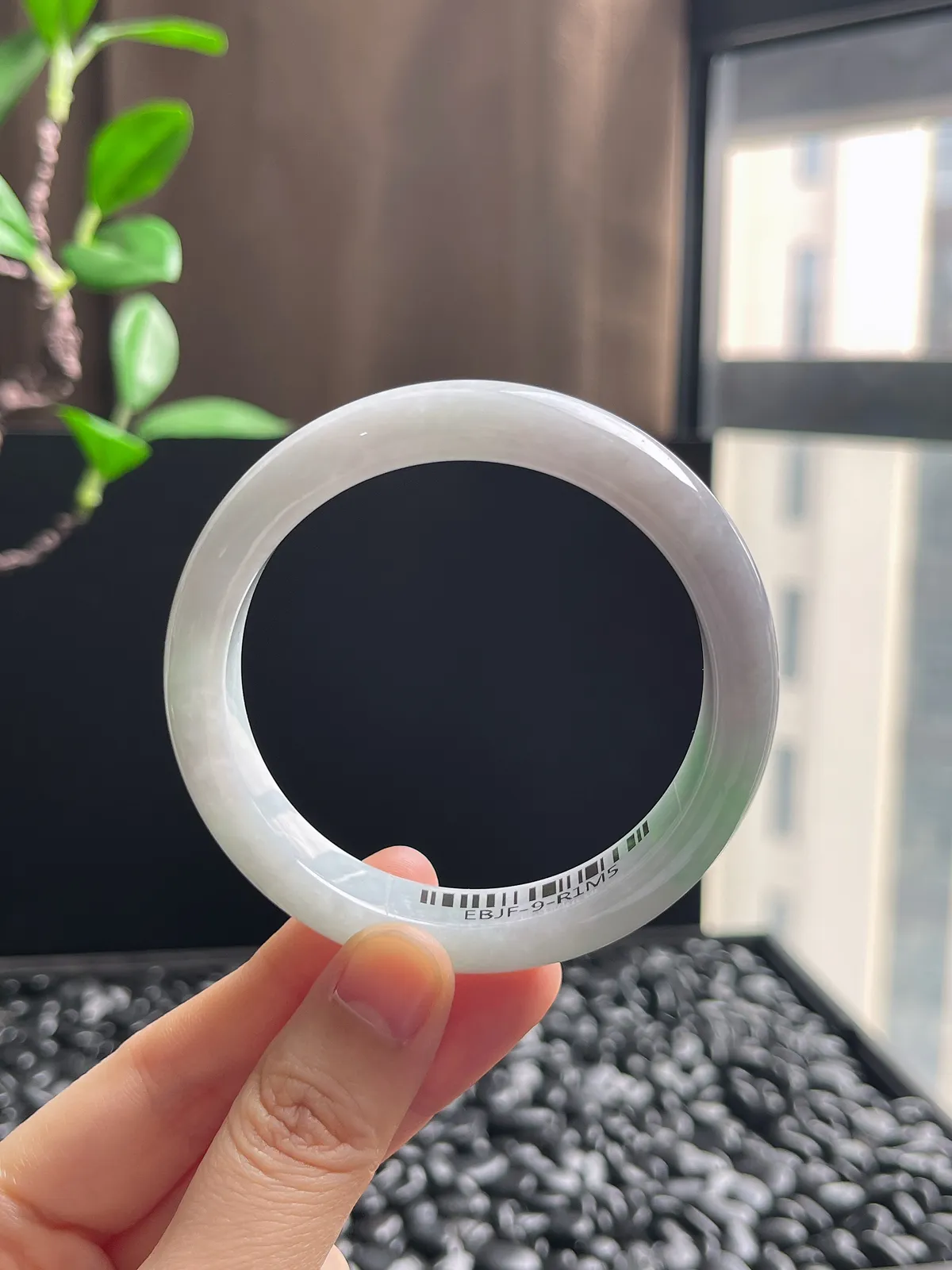 正圈55圈口，翡翠糯化种飘绿手镯