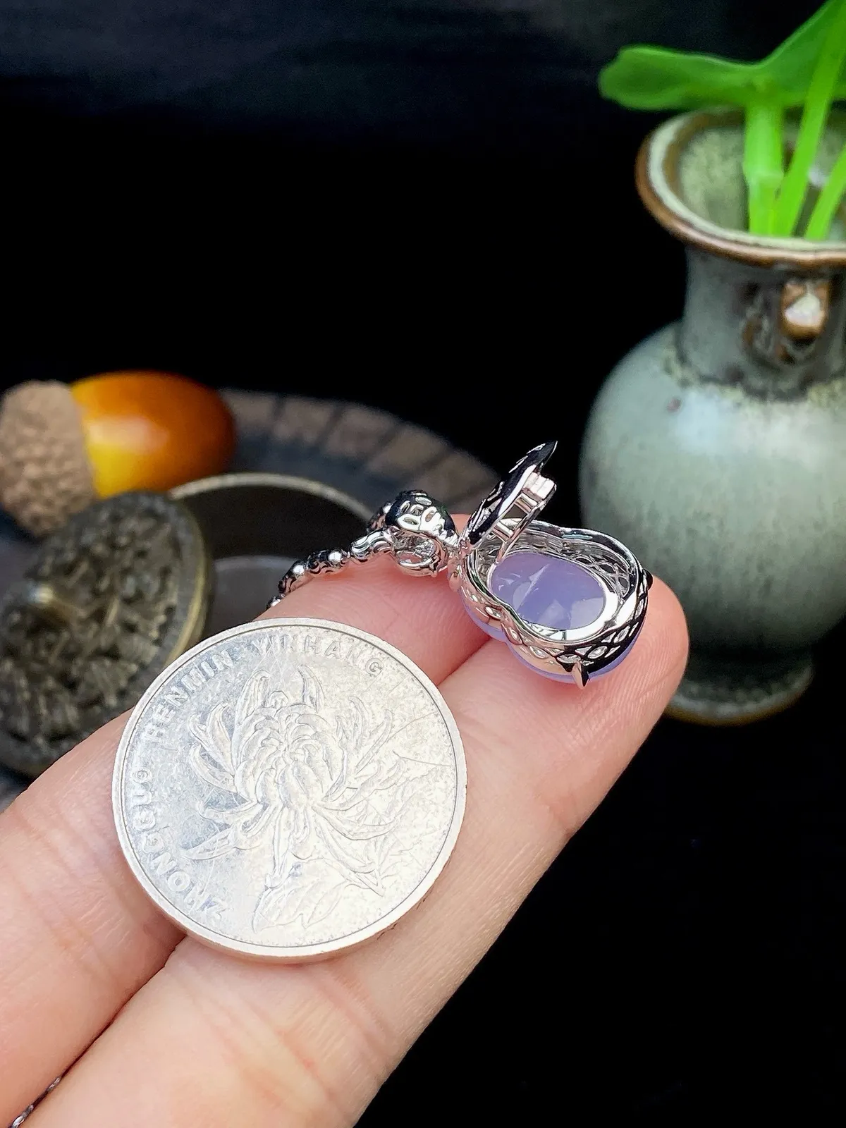 【冰种紫葫芦吊坠】质地细腻，冰透纯净，唯美漂亮，珍藏品质，18K金钻镶嵌，裸石尺寸15.3*11.5*5.6毫米，佩戴很漂亮。