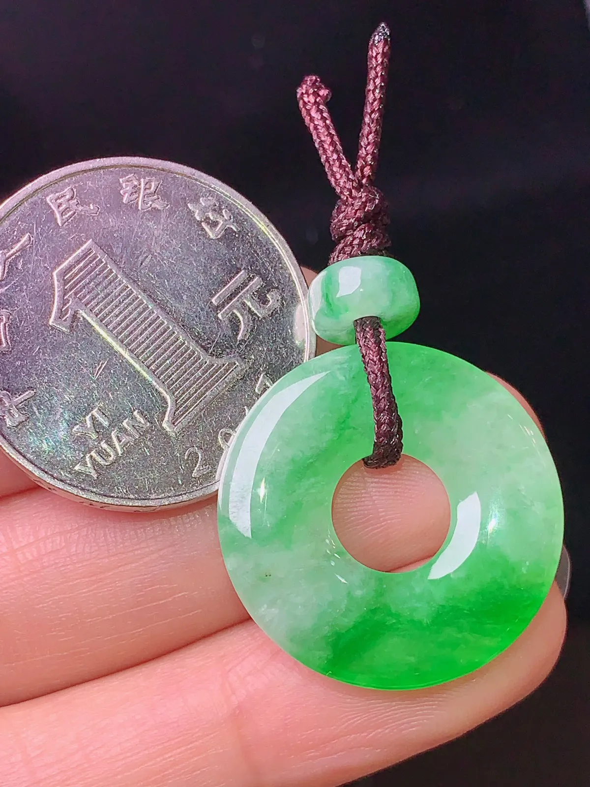 飘阳平安环吊坠 玉质细腻 色泽清新艳丽 整体尺寸23.2*3.5