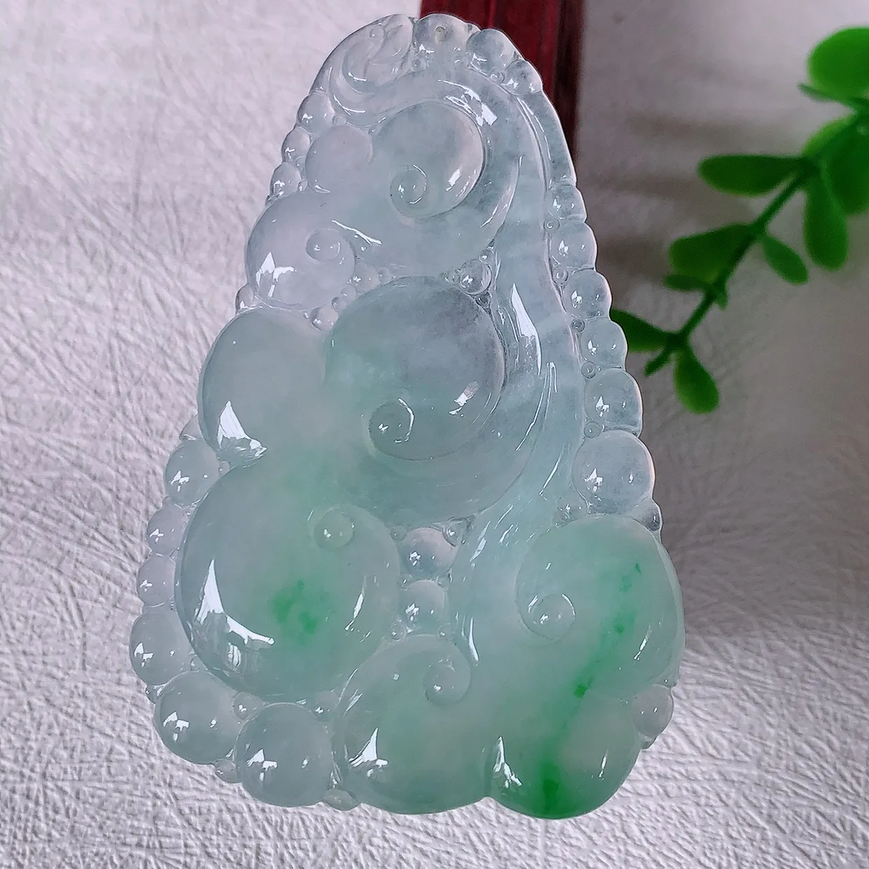 自然光实拍，大件冰种飘绿翡翠如意吊坠，冰透，翠色灵动，饱满，万事如意，如意一生，配戴精美！#46.11