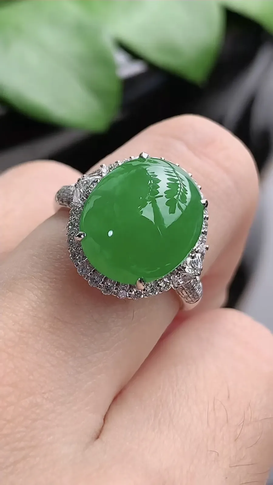 a货翡翠老坑种18K金伴钻镶嵌阳绿蛋面戒指 圈口17.4裸石尺寸12.8×11mm 重量5.16g 1206