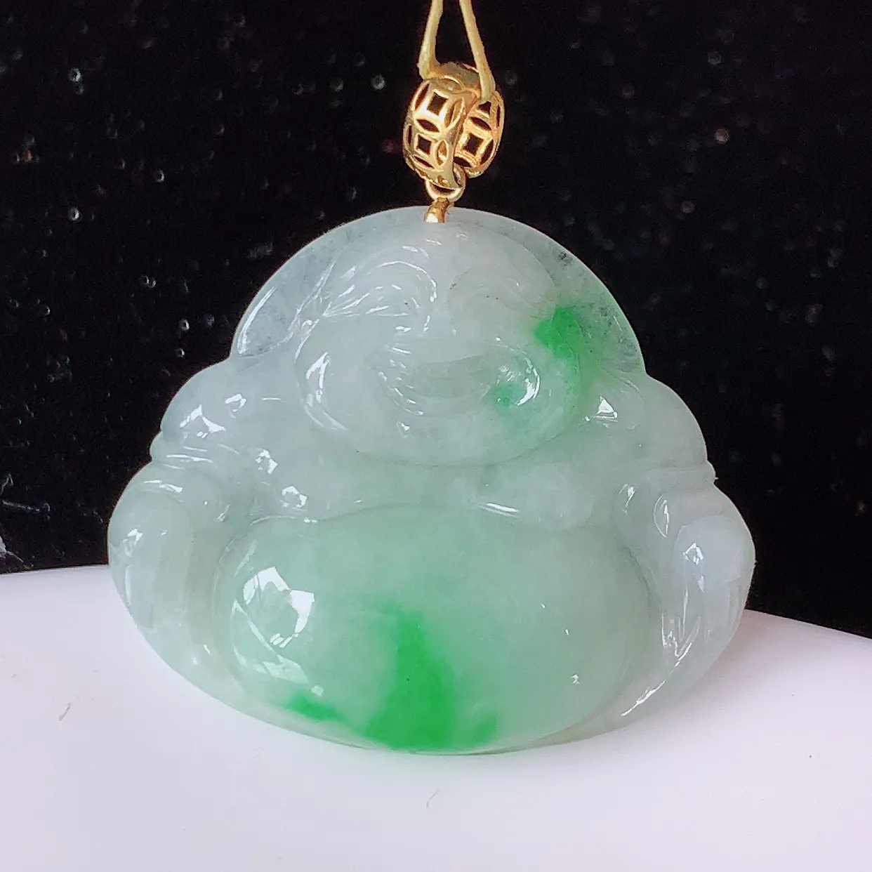 18K金镶嵌冰润飘绿翡翠佛公吊坠，种老水足，雕工精湛 ，寓意美好，佩戴时尚出众！#35.11