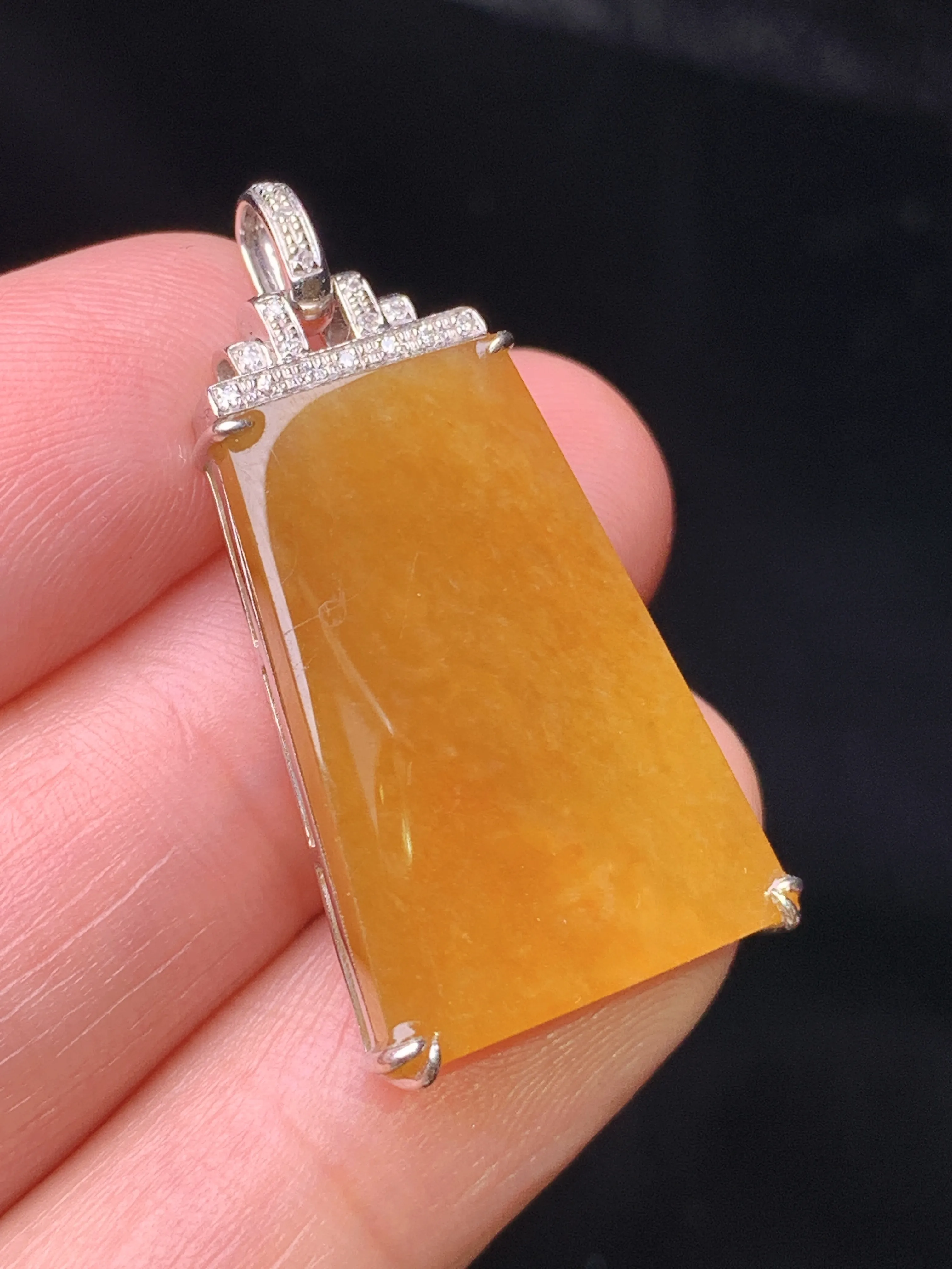 18k金钻镶嵌黄翡无事牌吊坠 玉质细腻 水润亮眼 色泽艳丽 整体尺寸31.8*15.8*5.5