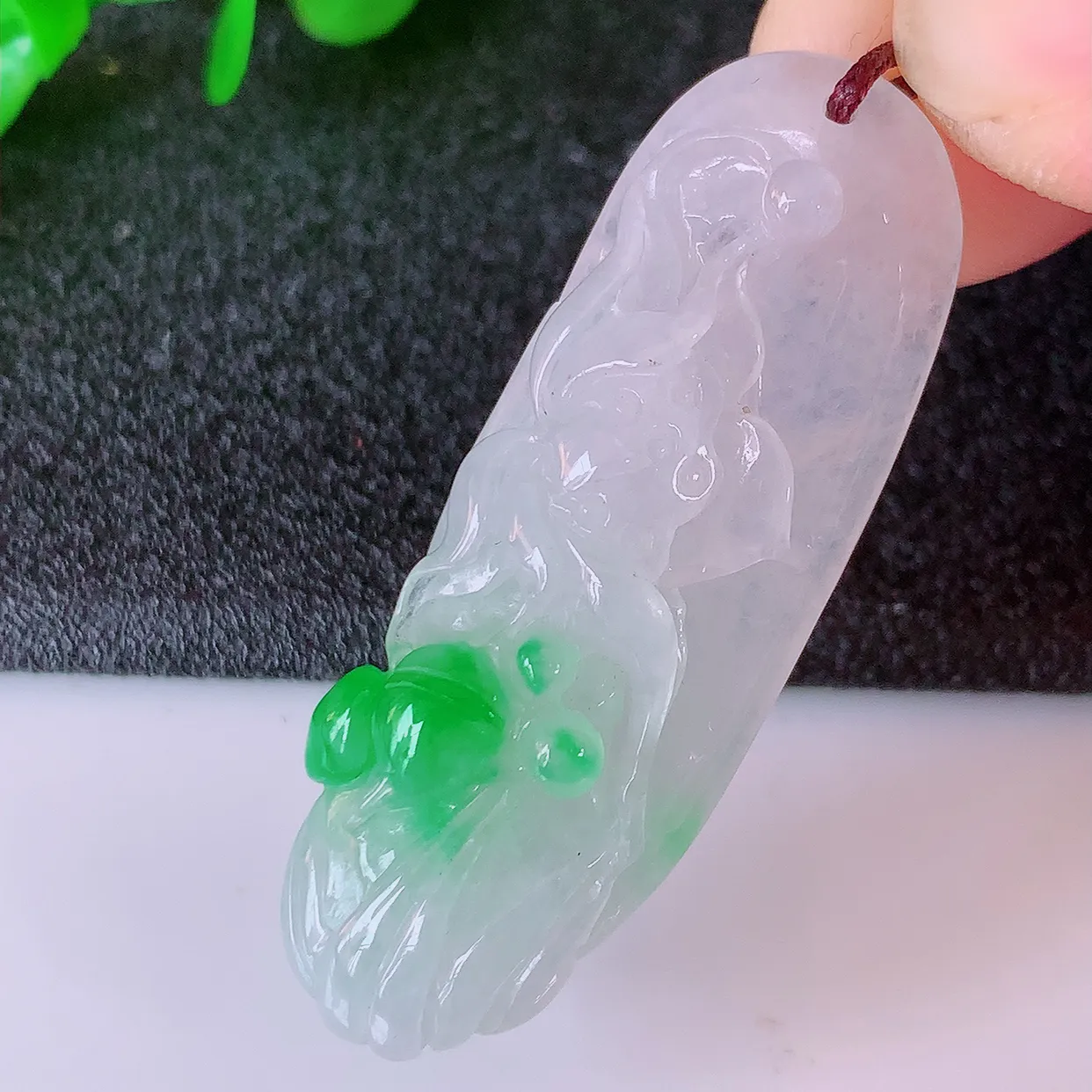 自然光实拍，冰润飘绿翡翠荷花鱼、花开富贵玉坠，财源广进，自然隐逸、荷本是素不着尘之物，有和美之寓意。#57.11