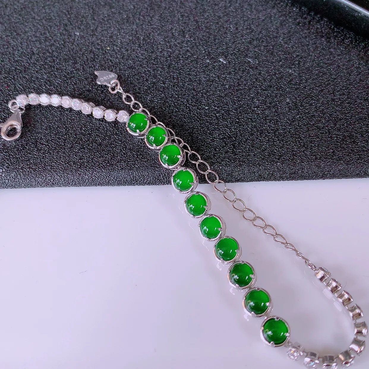 冰透满绿翡翠925银镶嵌手链，自然光实拍，翠色灵动，颜色漂亮，种老水足，品相佳，佩戴佳品！#97.11取一整体5.5*5.5*4.8裸石4.5*4.5