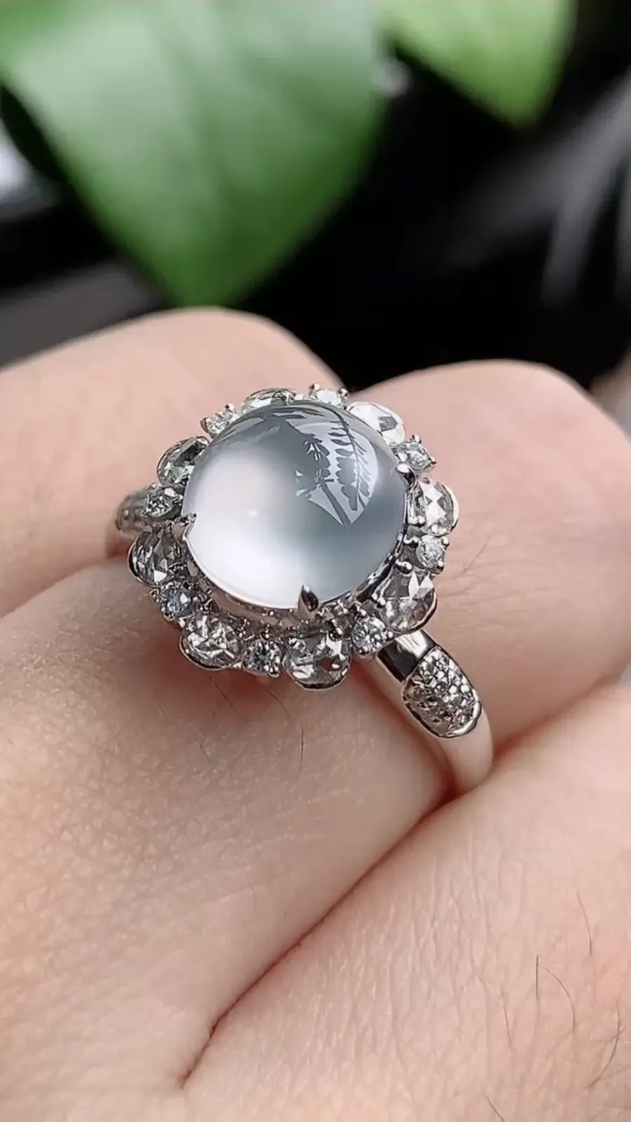 a货翡翠老坑冰种18K金伴钻镶嵌白月光蛋面戒指 圈口17.4裸石尺寸8.2×7.6mm 重量3.42g 1207