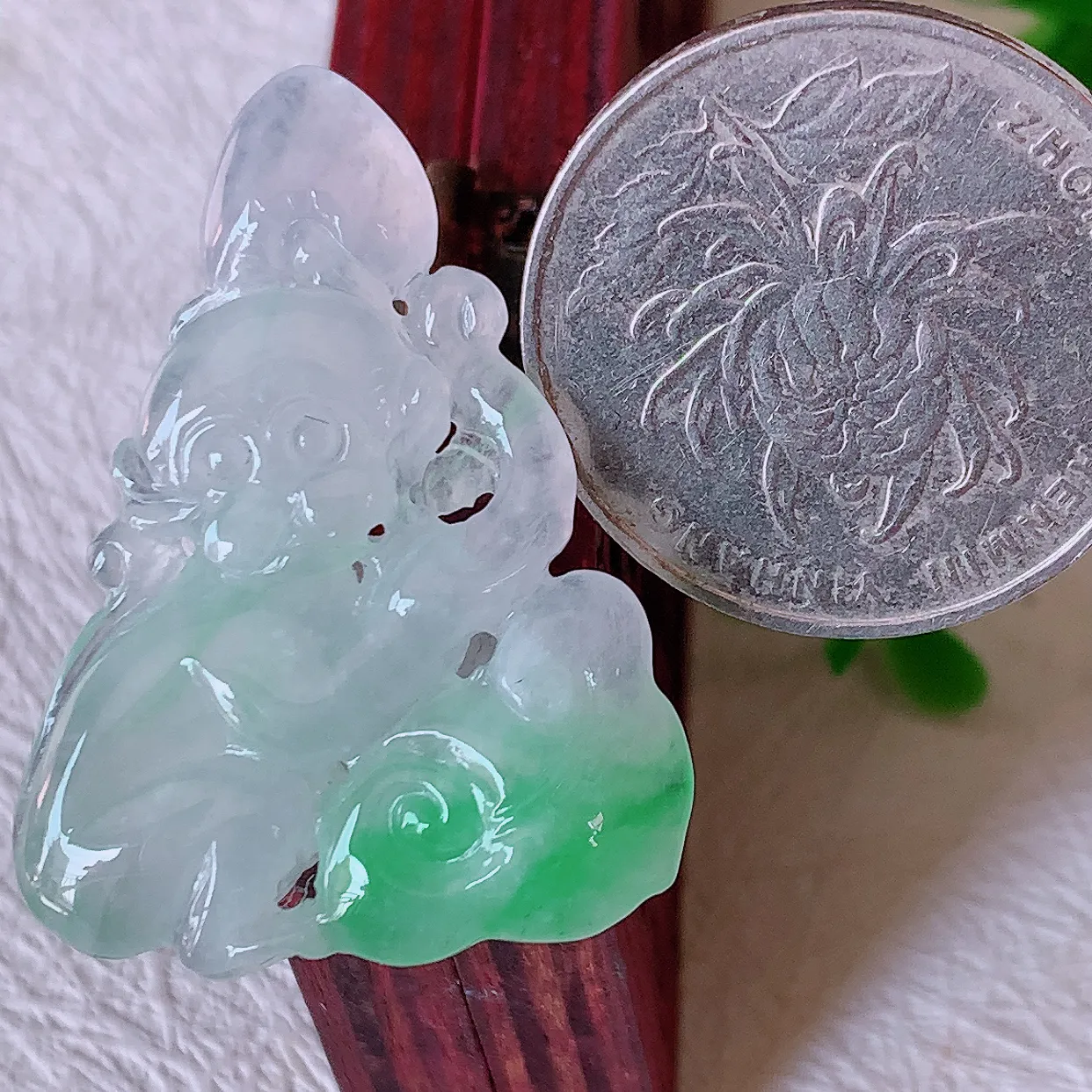 自然光实拍，冰种飘绿翡翠生肖猴子吊坠，种老水足，雕工精湛 ，寓意美好，佩戴时尚出众！#02.7
