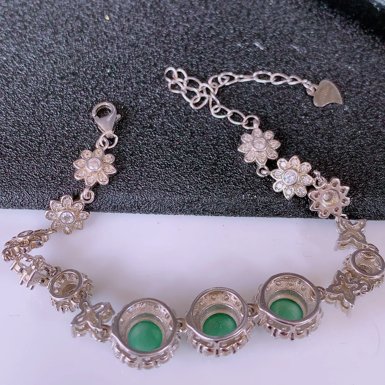 冰透满绿翡翠925银镶嵌手链，自然光实拍，翠色灵动，颜色漂亮，种老水足，品相佳，佩戴佳品！#97.11取一整体10*10*7.2裸石6-6