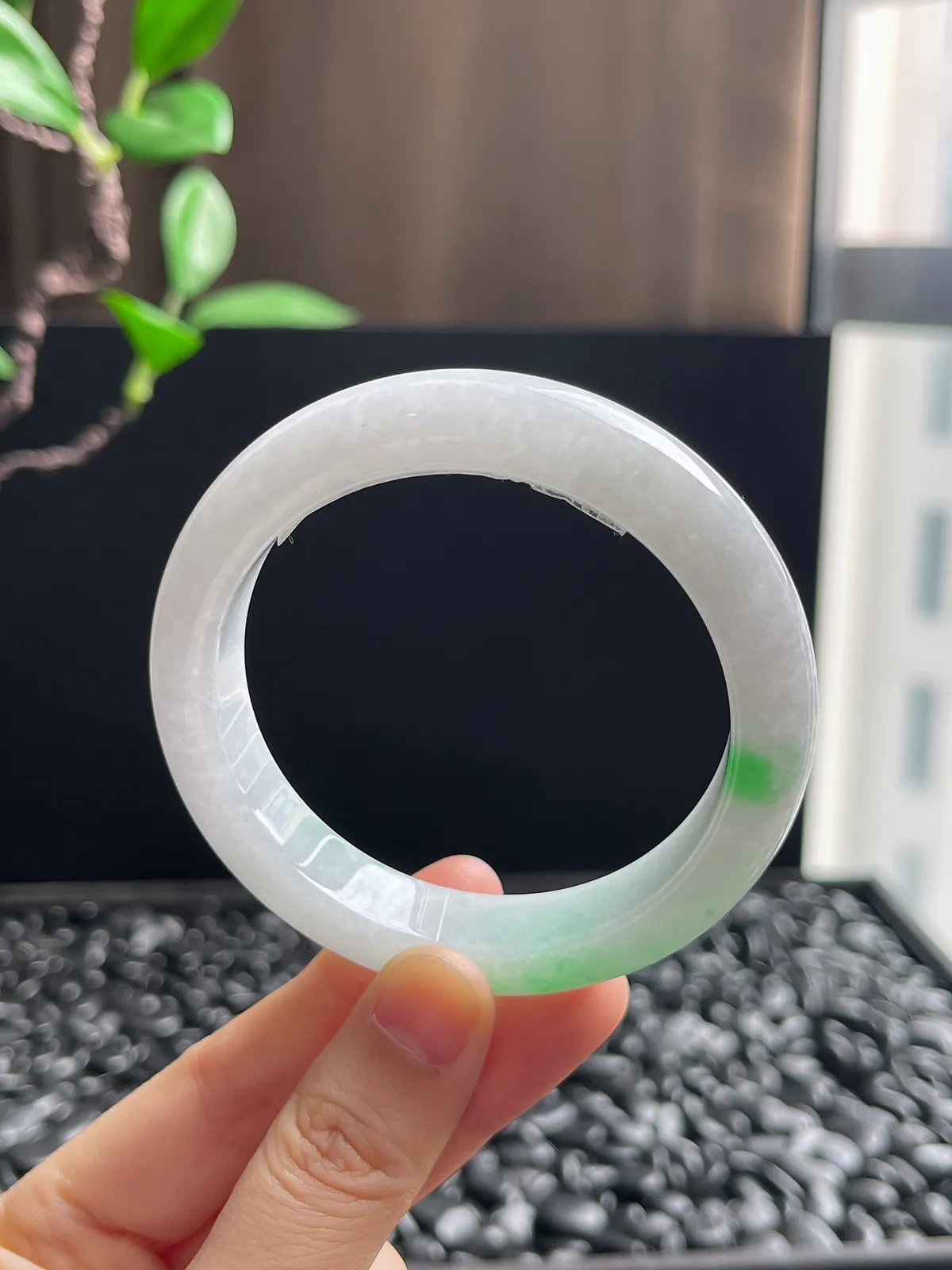 正圈55.8圈口，翡翠糯化种飘绿手镯