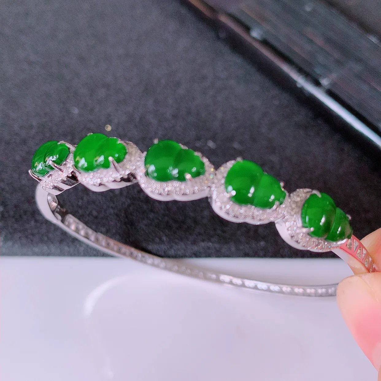 冰透满绿翡翠925银镶嵌手镯，自然光实拍，翠色灵动，颜色漂亮，种老水足，品相佳，佩戴佳品！#97.11整体56.5*51*8.2-5.8裸石8*6