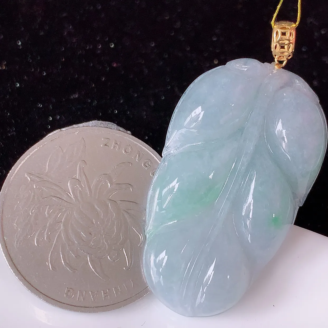 18K金镶嵌春带彩翡翠叶子吊坠 ，种水足，色泽清新，工艺精湛，叶子寓意美好；金枝玉叶，事业有成。#35.11