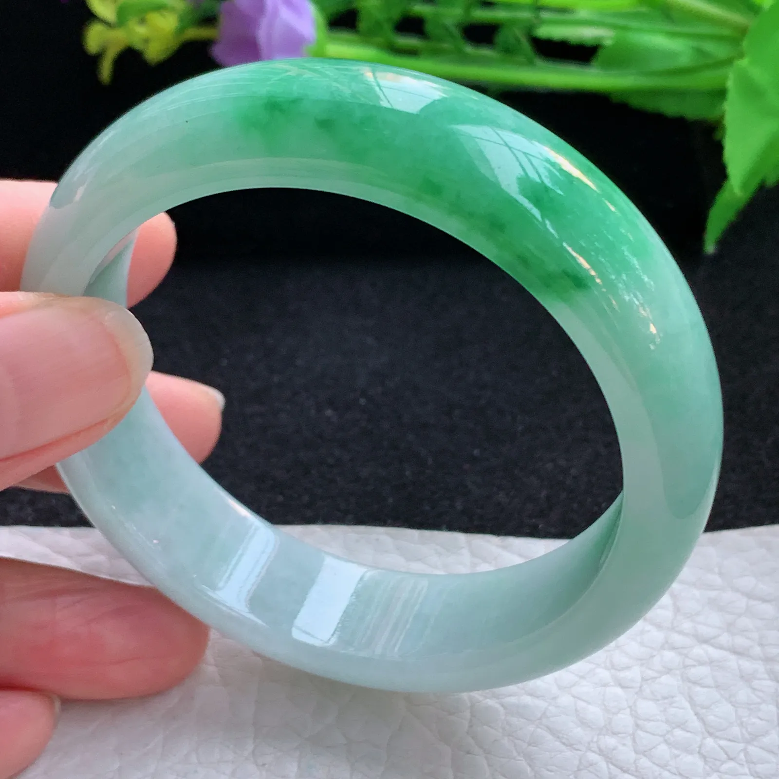 js自然光55.5*15.6*7.8轮胎镯 翡翠a货玉手镯辣绿宽边珠宝玉手环