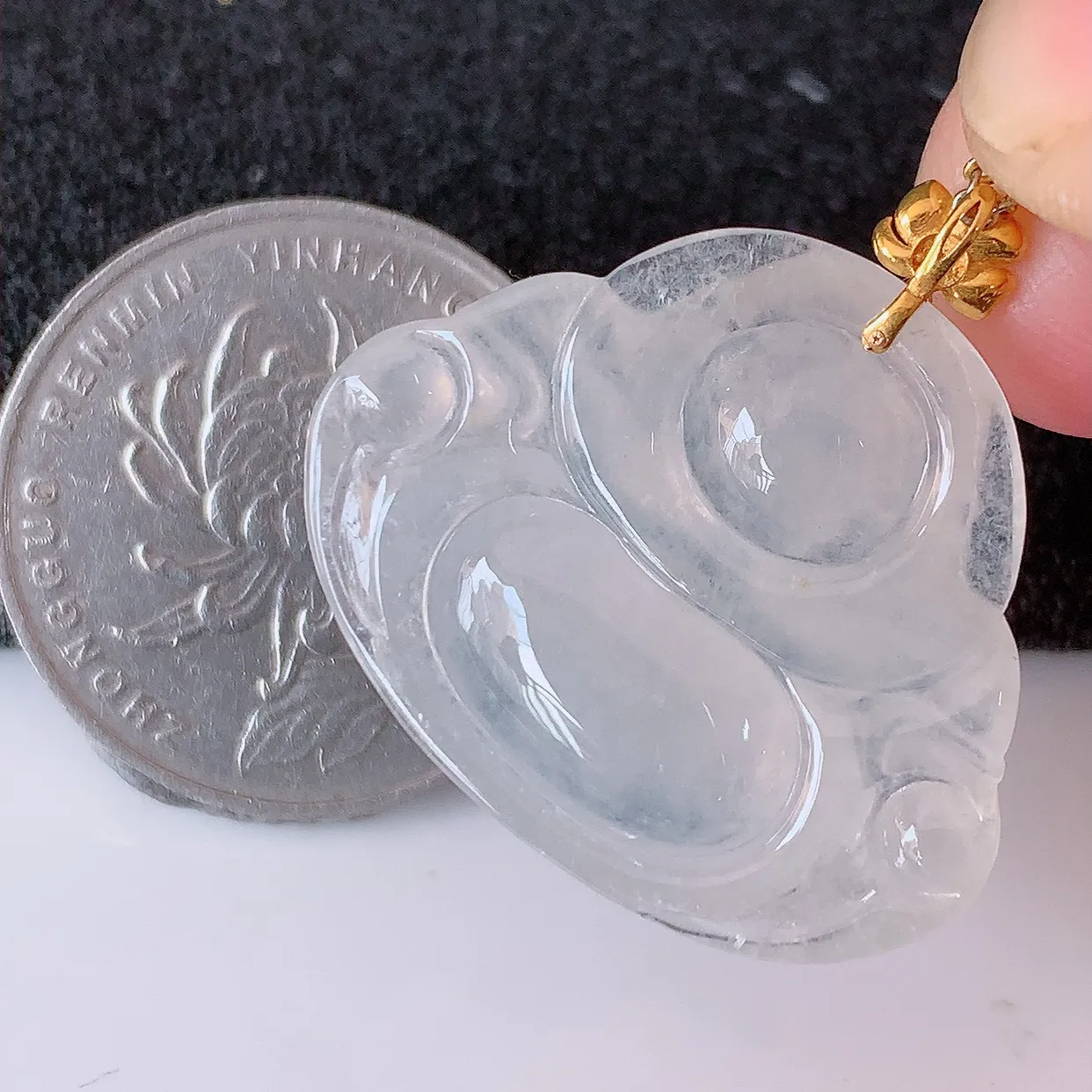 自然光实拍，18K金镶嵌冰种翡翠佛公吊坠，冰透饱满， 佛公亦保平安，寓意有福（佛公）相伴，品相佳，配戴优雅迷人！#41.11整体27.5裸石28.5*23*5.5