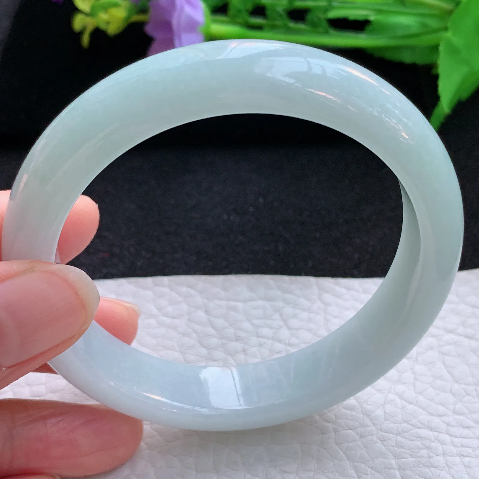 js自然光59*12.5*8.5平安镯 翡翠a货玉手镯胶感浅绿宽边珠宝玉手环