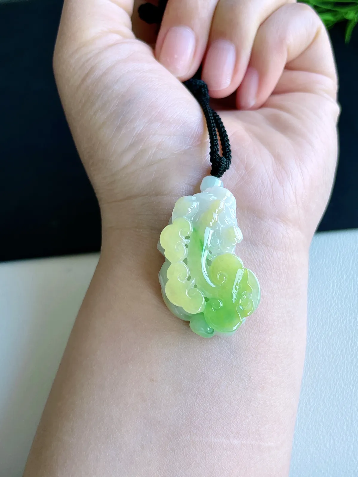 翠友专拍#双十二特惠，黄加绿貔貅吊坠  
裸石  完美 性价比高  
尺寸：35.4-21.3-15.3