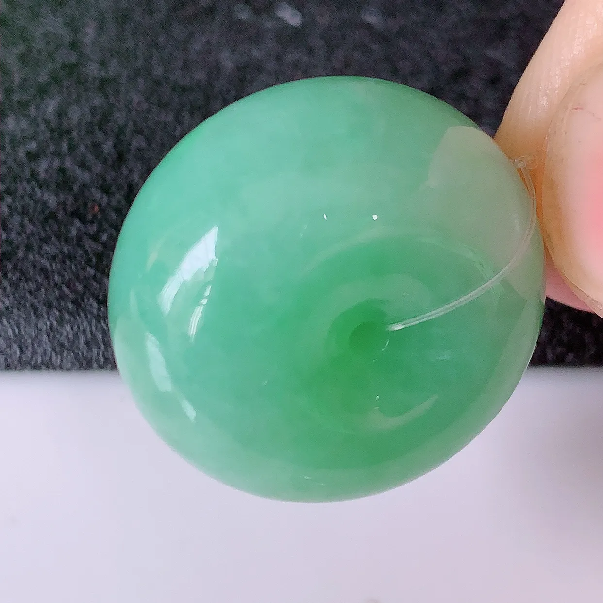 自然光实拍，冰润满绿翡翠路路通吊坠，寓意时来运转、财源滚滚，款式新颖时尚，日常百搭的款！配图银链#49.11