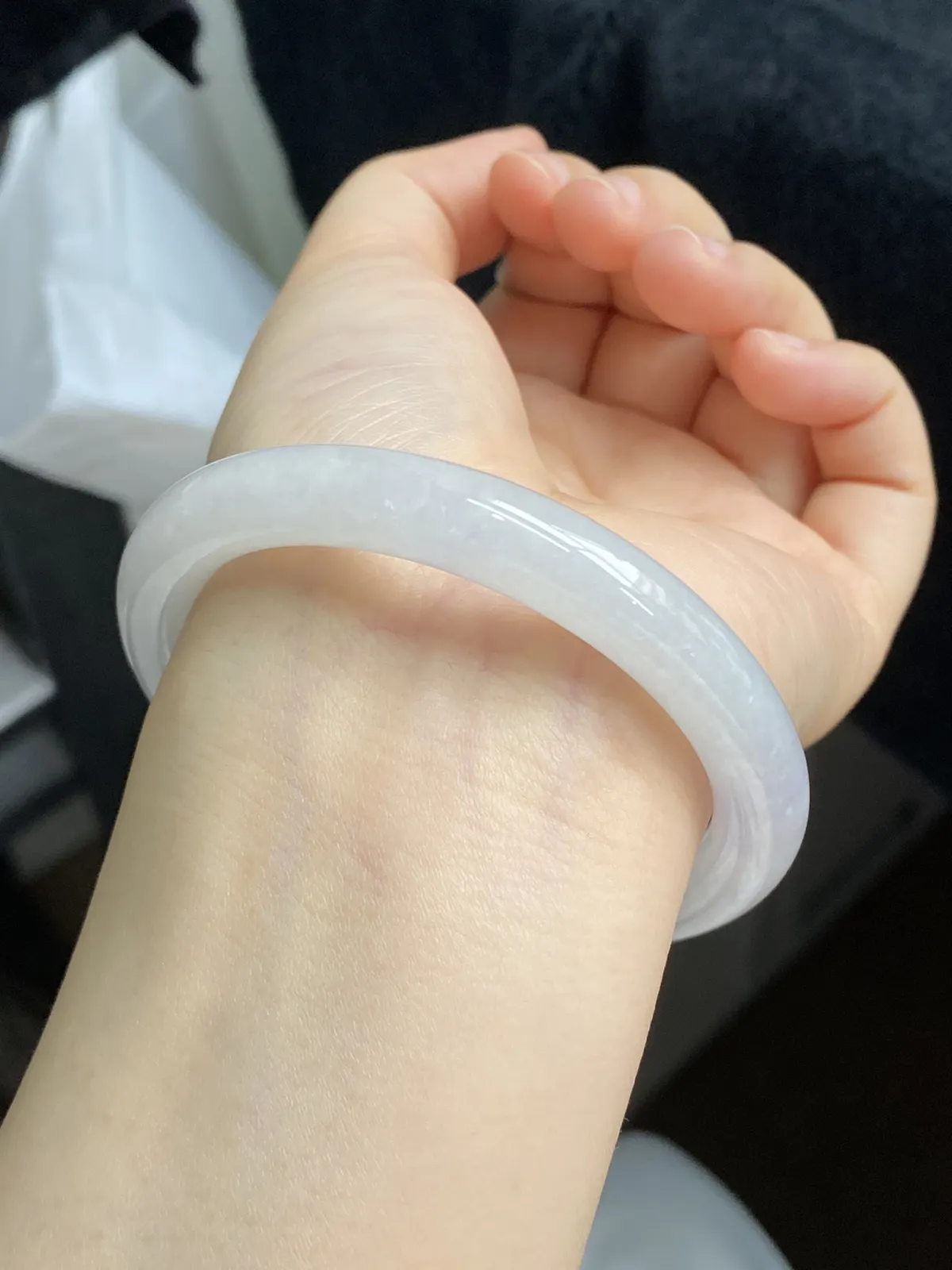 圆镯54.5圈口，翡翠冰糯种淡绿色手镯