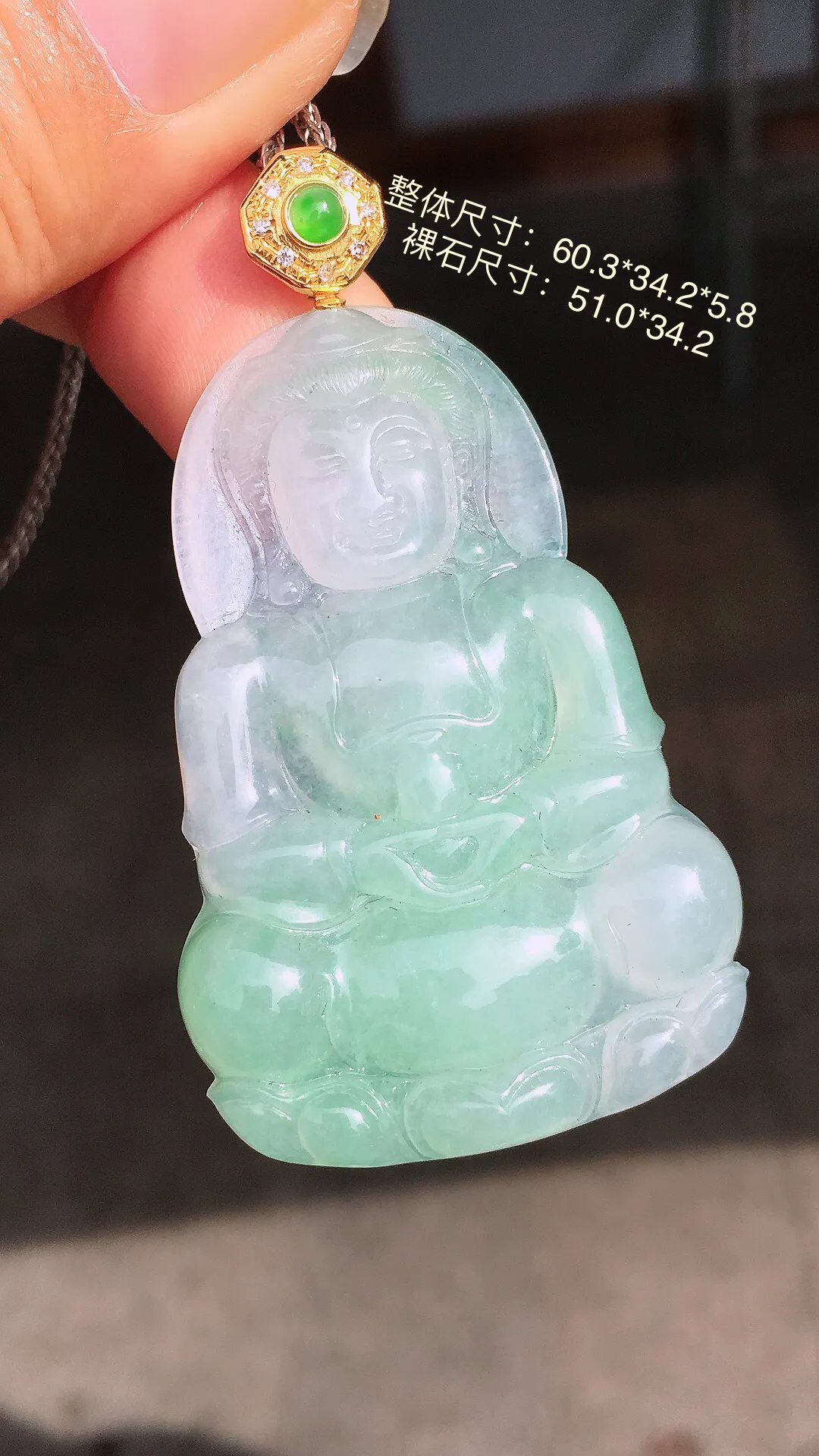 飘绿观音吊坠，色泽艳丽，玉质细腻，饱满圆润，尽显优雅气质，18k
金豪华镶嵌