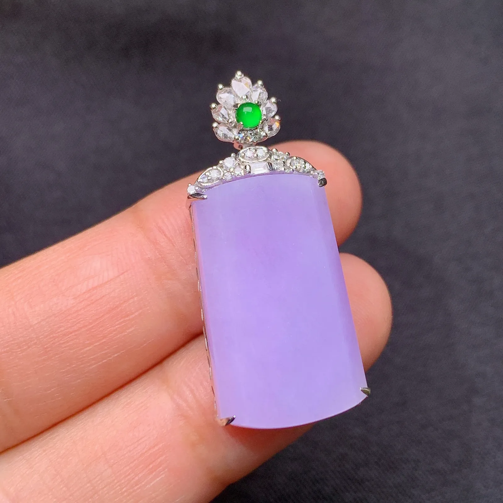 紫罗兰无事牌吊坠，18k金镶嵌，温润细腻，颜色浓郁 尺寸32.4*14.2*7.2