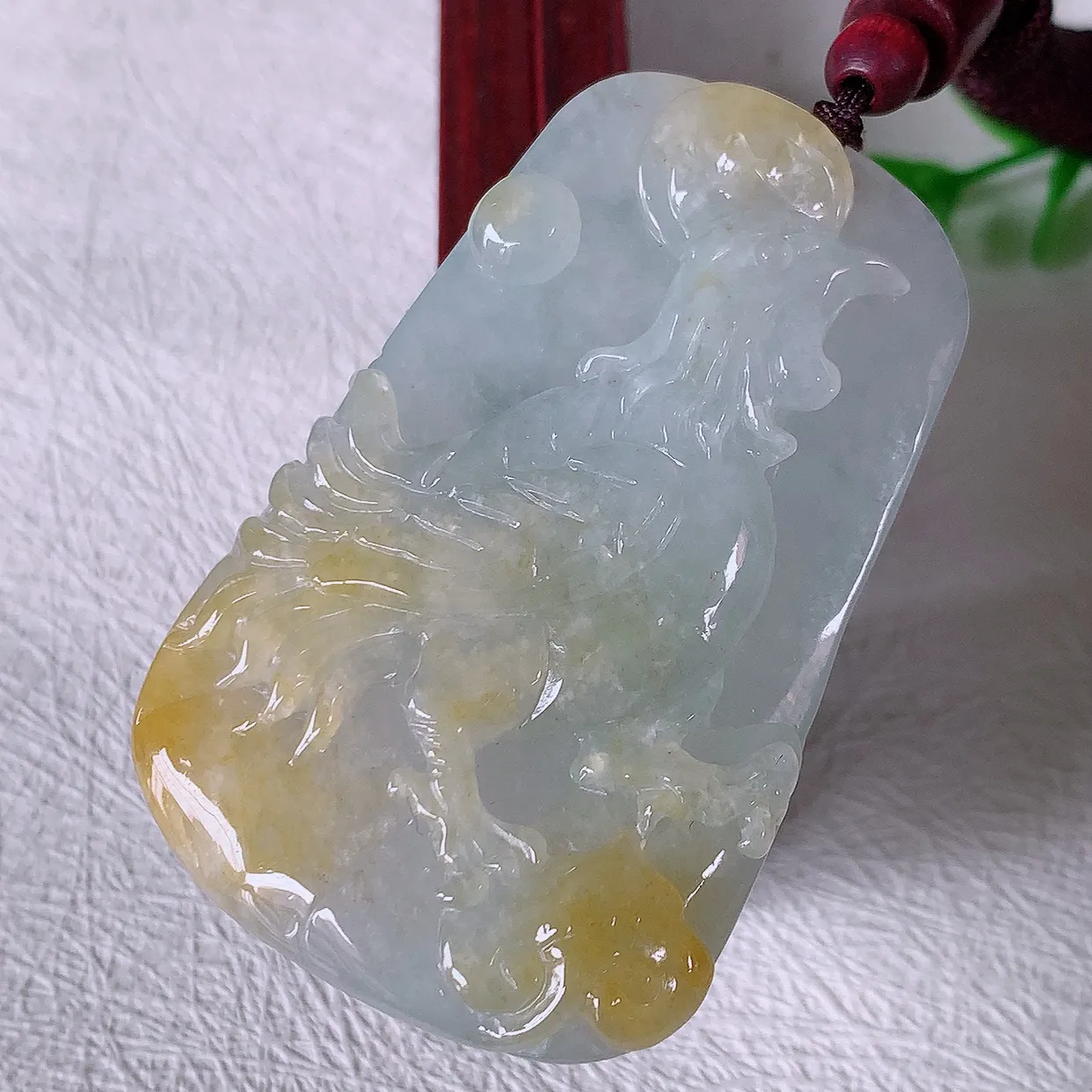 自然光实拍，水润黄翡双翡翠生肖鸡牌吊坠，翠色灵动，玉质细腻，颜色漂亮，品相佳，佩戴佳品！#46.11