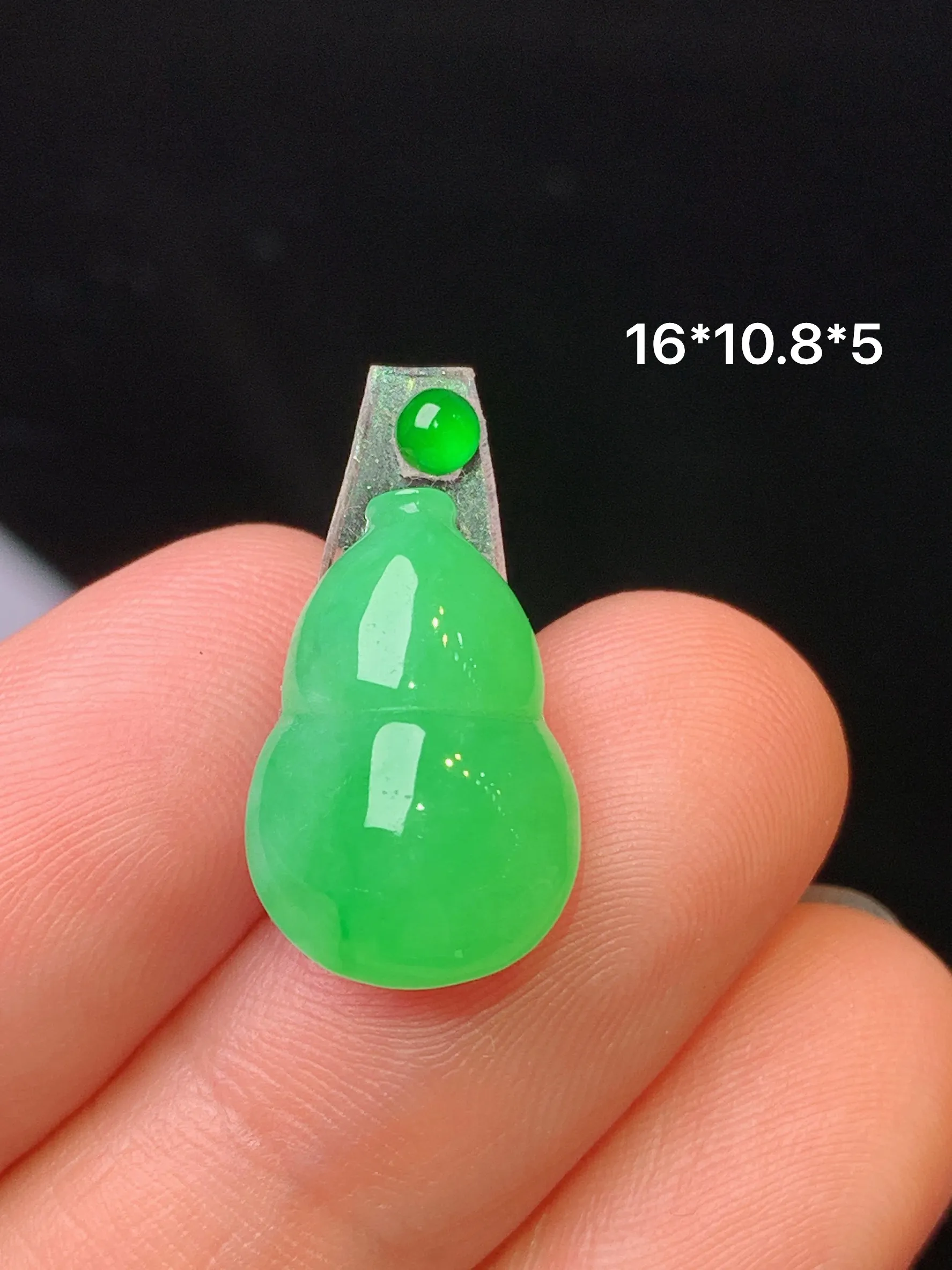 镶嵌款 翠绿葫芦吊坠 玉质细腻 水润亮眼 色泽艳丽 整体尺寸16*10.8*5