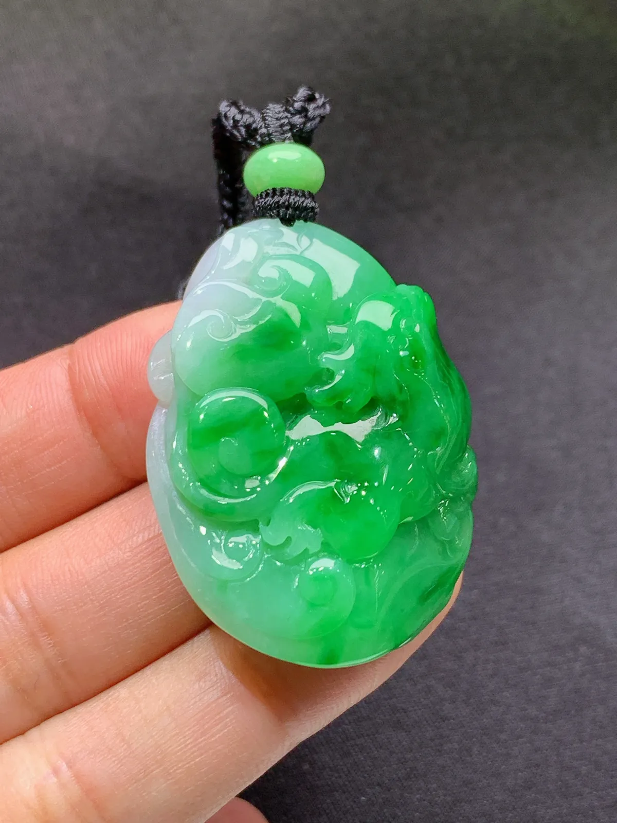 飘绿草龙如意吊坠 冰润色阳，厚装种老，种水足 尺寸40.3*29.4*12.3