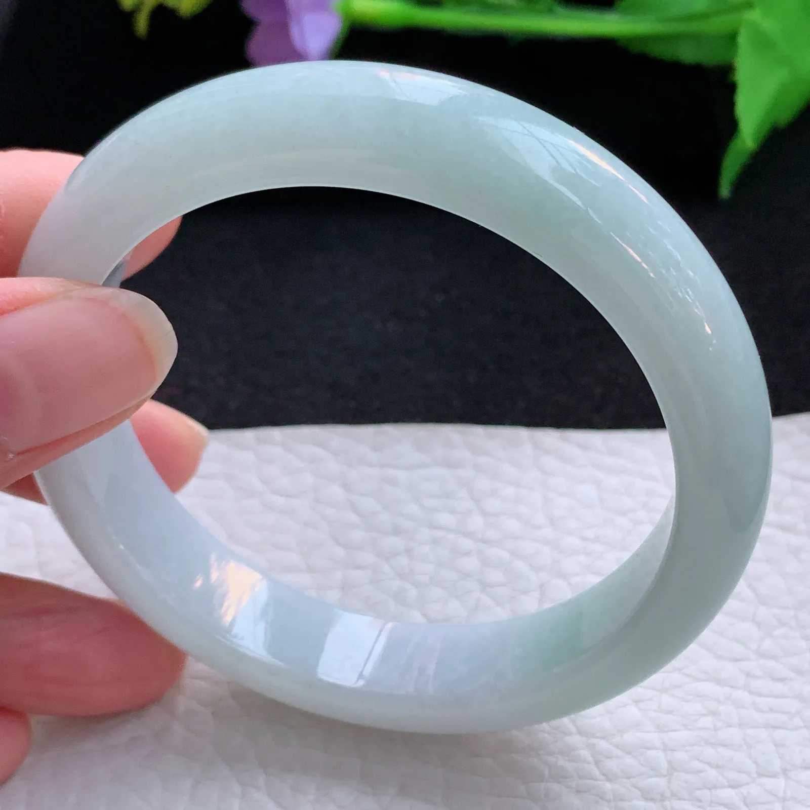 js自然光59*12.5*8.5平安镯 翡翠a货玉手镯胶感浅绿宽边珠宝玉手环