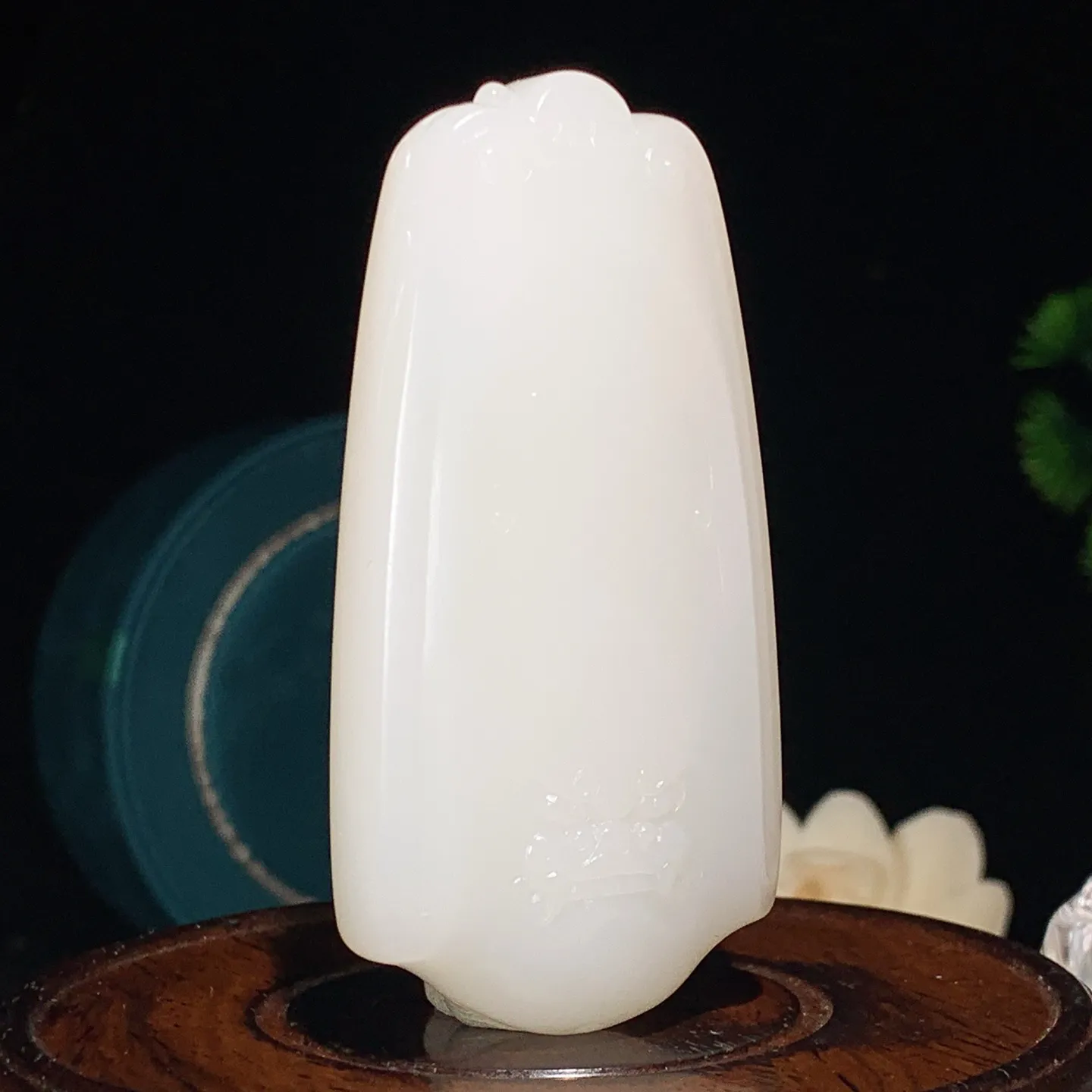 新疆和田玉羊脂白守护平安无事牌子挂件。尺寸74/38/13重70克。白度一级。玉质细腻油润。手推出油。佩戴高端典雅。lt251210