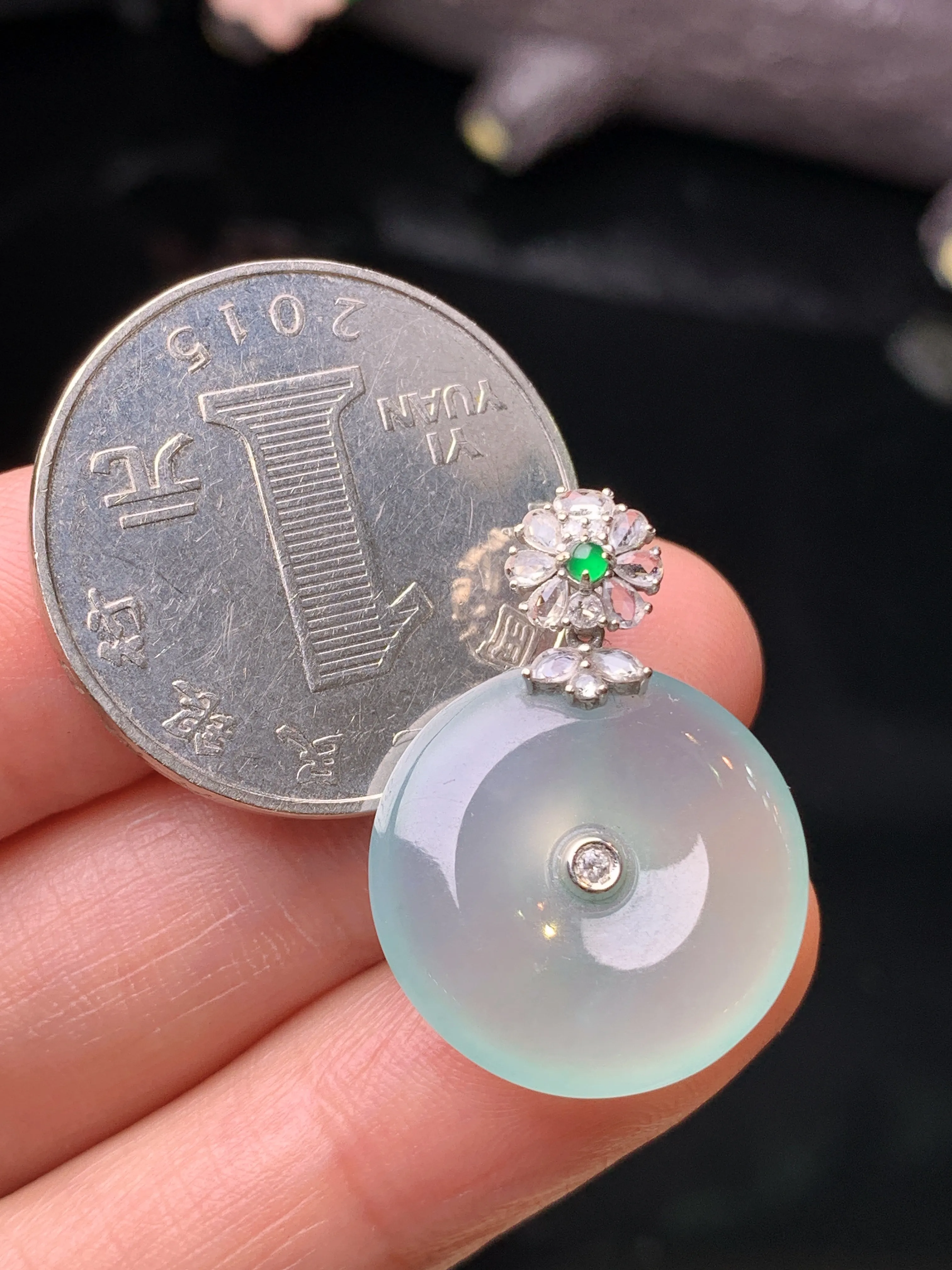 18k金钻镶嵌冰种葫芦吊坠 玉质细腻 水润亮眼 色泽艳丽 整体尺寸25.7*18.6*4.8