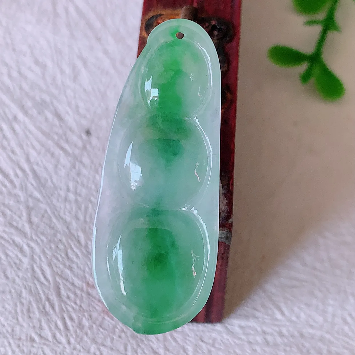 自然光实拍，冰润飘绿翡翠四季豆吊坠，平安豆福豆玉坠，冰润通透，豆粒饱满，寓意：豆蔻年华！#57.7