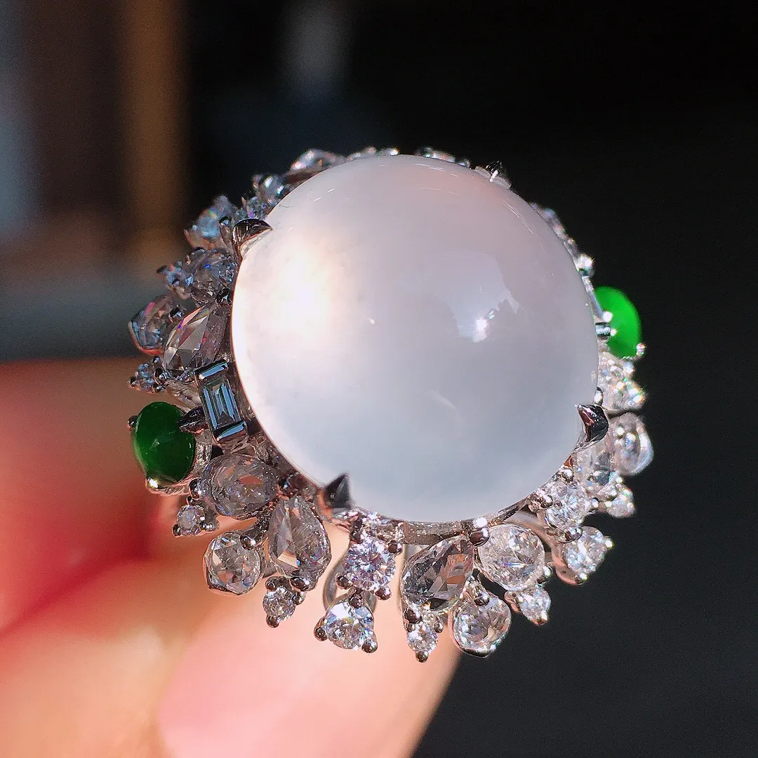 冰种蛋面戒指，玉质细腻，荧光感超
强，饱满圆润，尽显优雅气质，18k
金豪华镶嵌