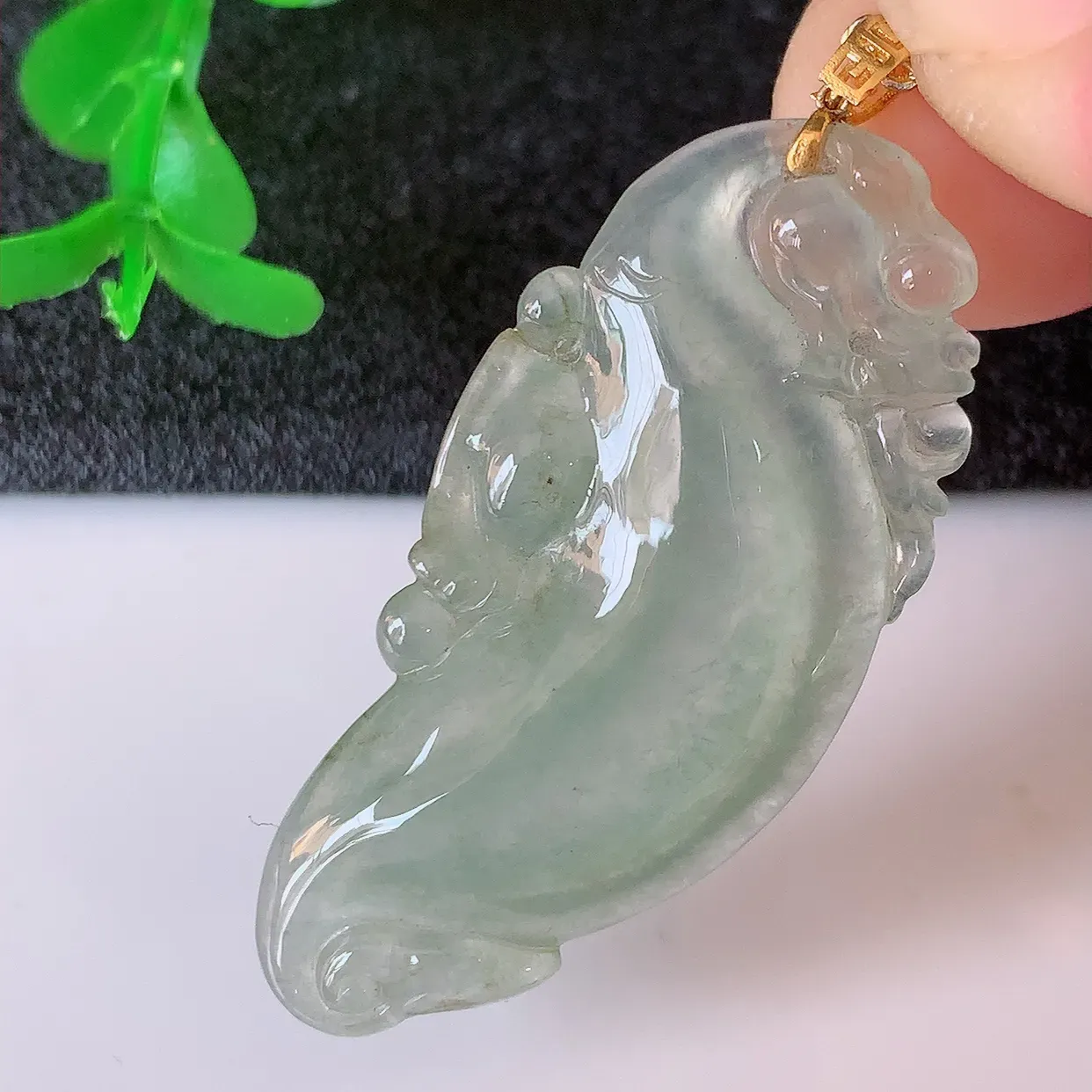 18K金镶嵌冰种翡翠招财龙鱼吊坠，种老水足，雕工精湛 ，寓意美好，佩戴时尚出众！#41.11