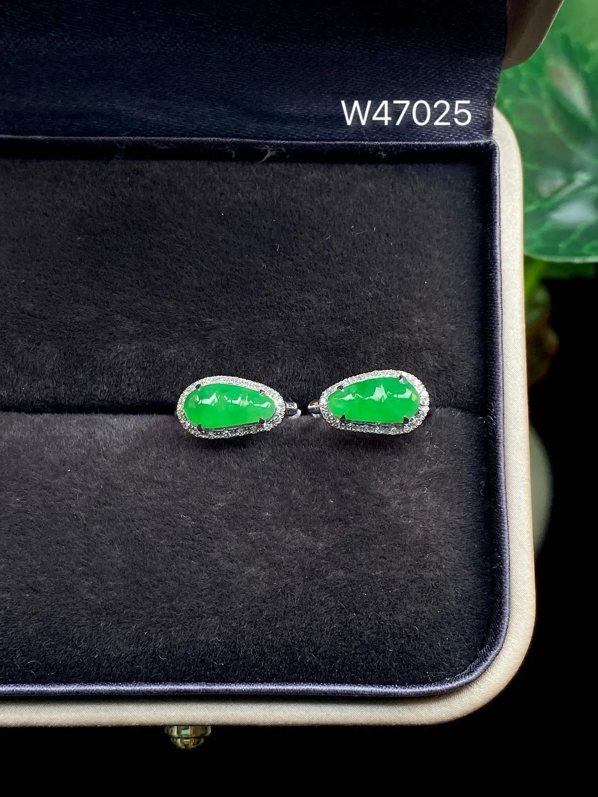 【冰种满绿福豆耳包】晶莹剔透，冰感十足，通透闪亮，18k金钻镶嵌，裸石尺寸8.2*3.9*2.6毫米