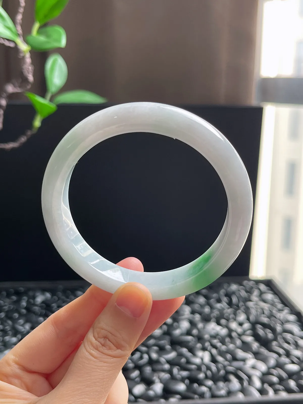 正圈60圈口，翡翠糯化种飘绿手镯