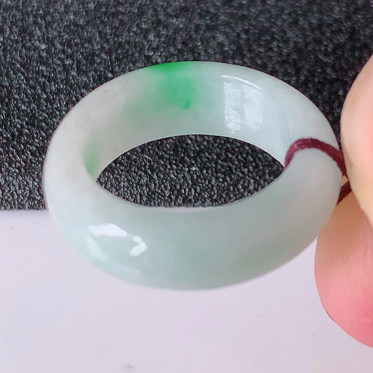自然光实拍，16.2mm内径飘绿翡翠指环，玉戒指，玉质莹润，好精美好冰润的指环，12圈口，上手纤巧！#1.11尺寸16.2*6.6*3.6