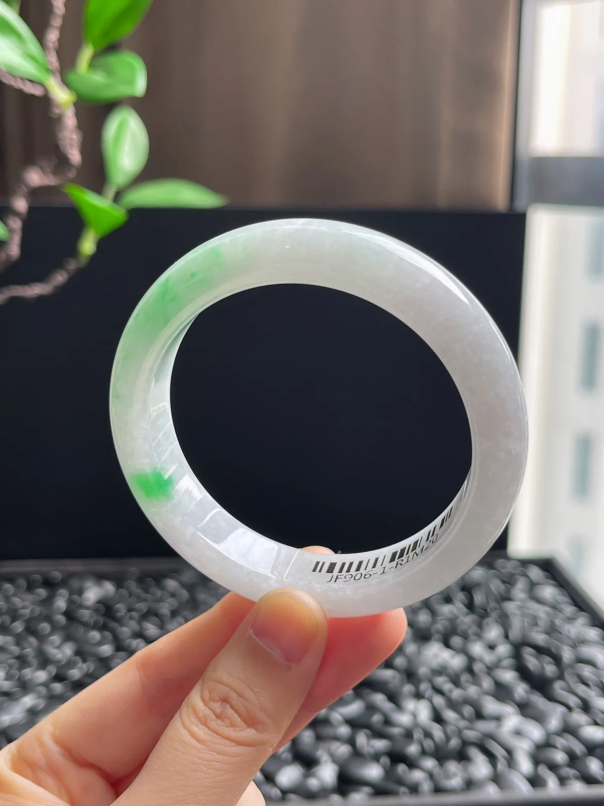 正圈55.8圈口，翡翠糯化种飘绿手镯