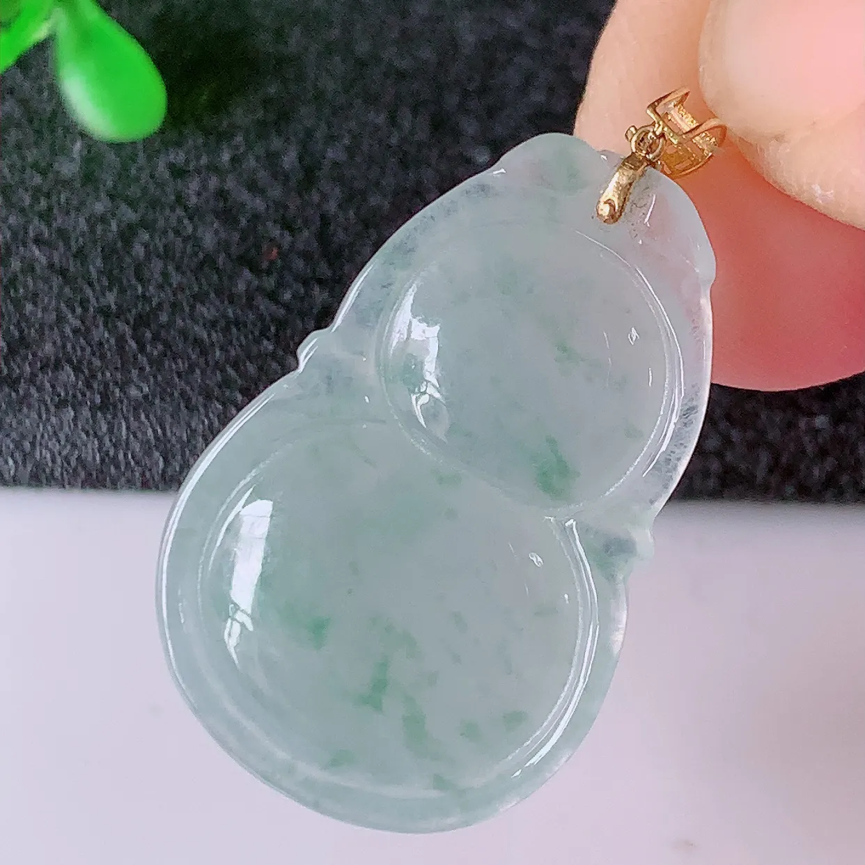 18K金镶嵌冰种飘花翡翠葫芦吊坠，葫芦寓意福禄双全，财源滚滚，佩戴效果优雅迷人！#49.11