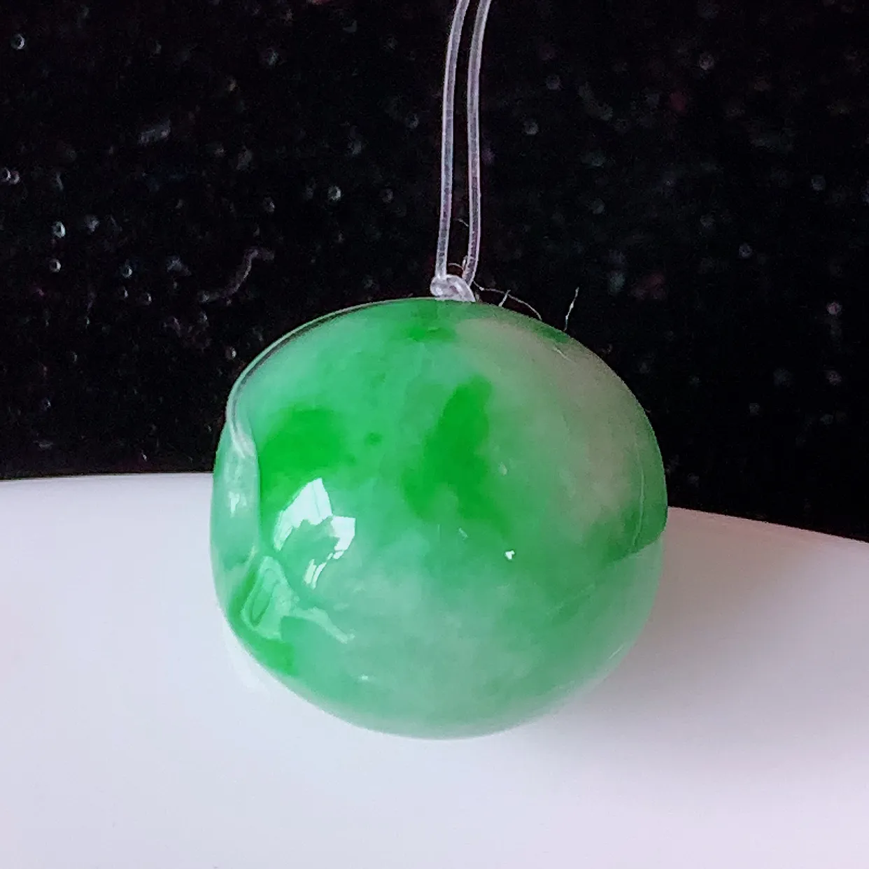 自然光实拍，冰润飘绿翡翠路路通吊坠，寓意时来运转、财源滚滚，款式新颖时尚，日常百搭的款！配图银链#49.11