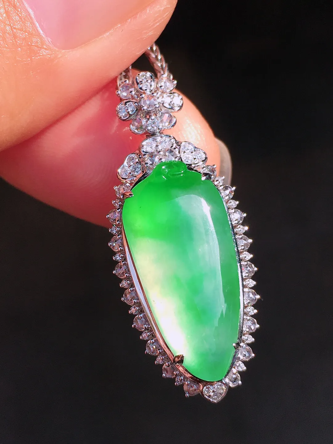 阳绿福瓜吊坠，色泽均匀艳丽，玉质细腻，荧光感超
强，饱满圆润，尽显优雅气质，18k
金豪华镶嵌