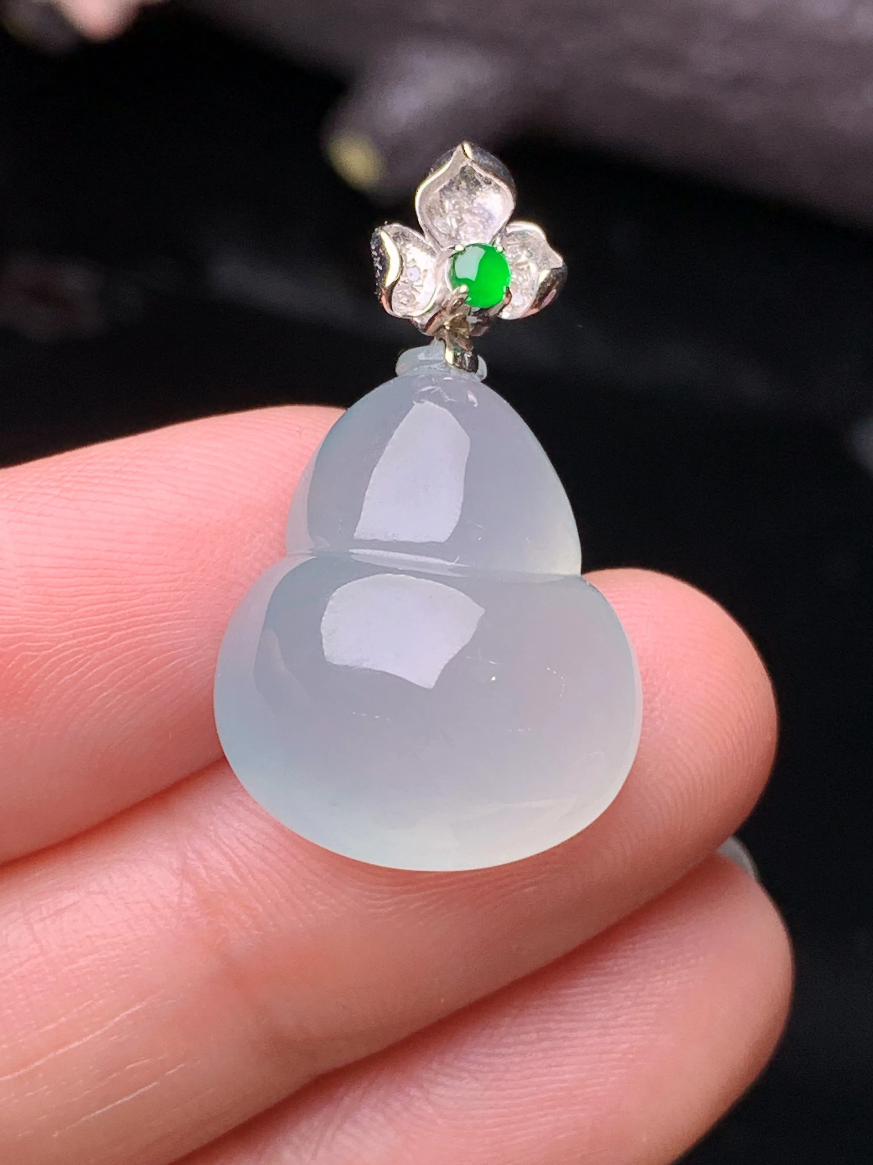 18k金钻镶嵌冰种葫芦吊坠 玉质细腻 水润亮眼 色泽艳丽 整体尺寸28.3*16.3*10.3