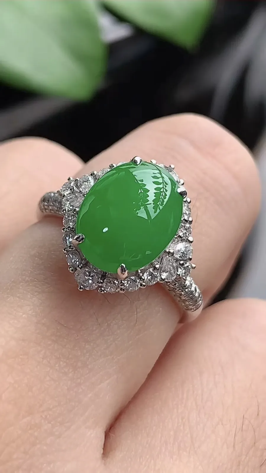 a货翡翠老坑种18K金伴钻镶嵌阳绿蛋面戒指 圈口17.3裸石尺寸10.6×8.2mm 重量3.82g