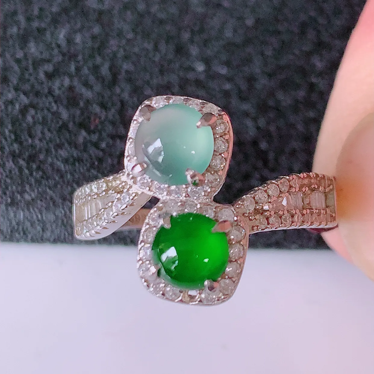 冰透满绿翡翠925银镶嵌戒指，自然光实拍，翠色灵动，颜色漂亮，种老水足，品相佳，佩戴佳品！#97.1