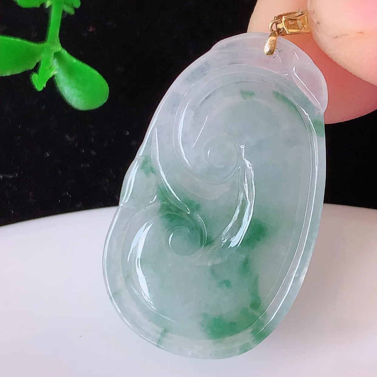 18K金镶嵌冰种飘花翡翠如意吊坠，简单的镶嵌设计、让玉坠百搭又精致，寓意着吉祥，事事如意！#49.7