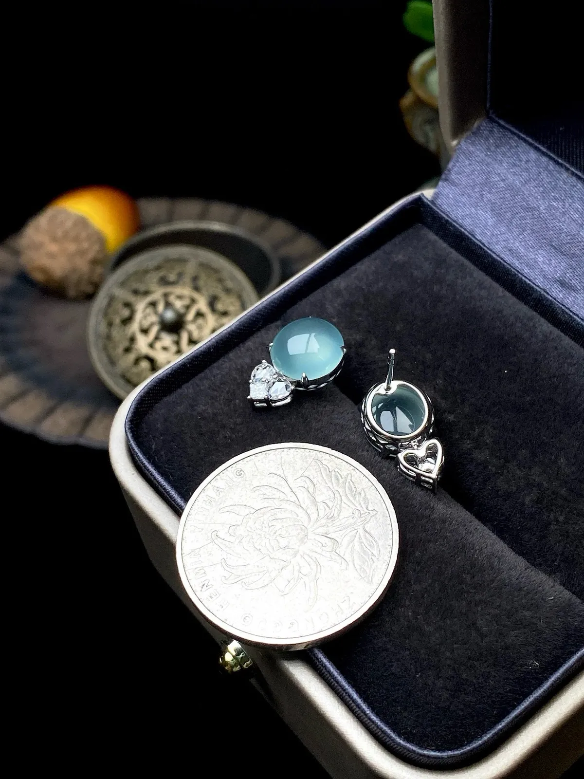 【冰种晴底蛋面耳钉】质地上乘，冰润通透，种老起光，胶感明显。上身效果很不错，18K金钻精美镶嵌，裸石尺寸9.4*8.6*4毫米