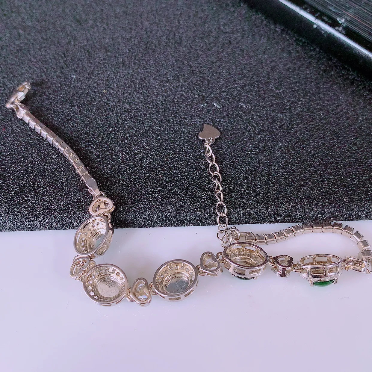 冰透满绿翡翠925银镶嵌手链，自然光实拍，翠色灵动，颜色漂亮，种老水足，品相佳，佩戴佳品！#97.11取一整体8.6*8.2*5.8裸石5.8*5.8